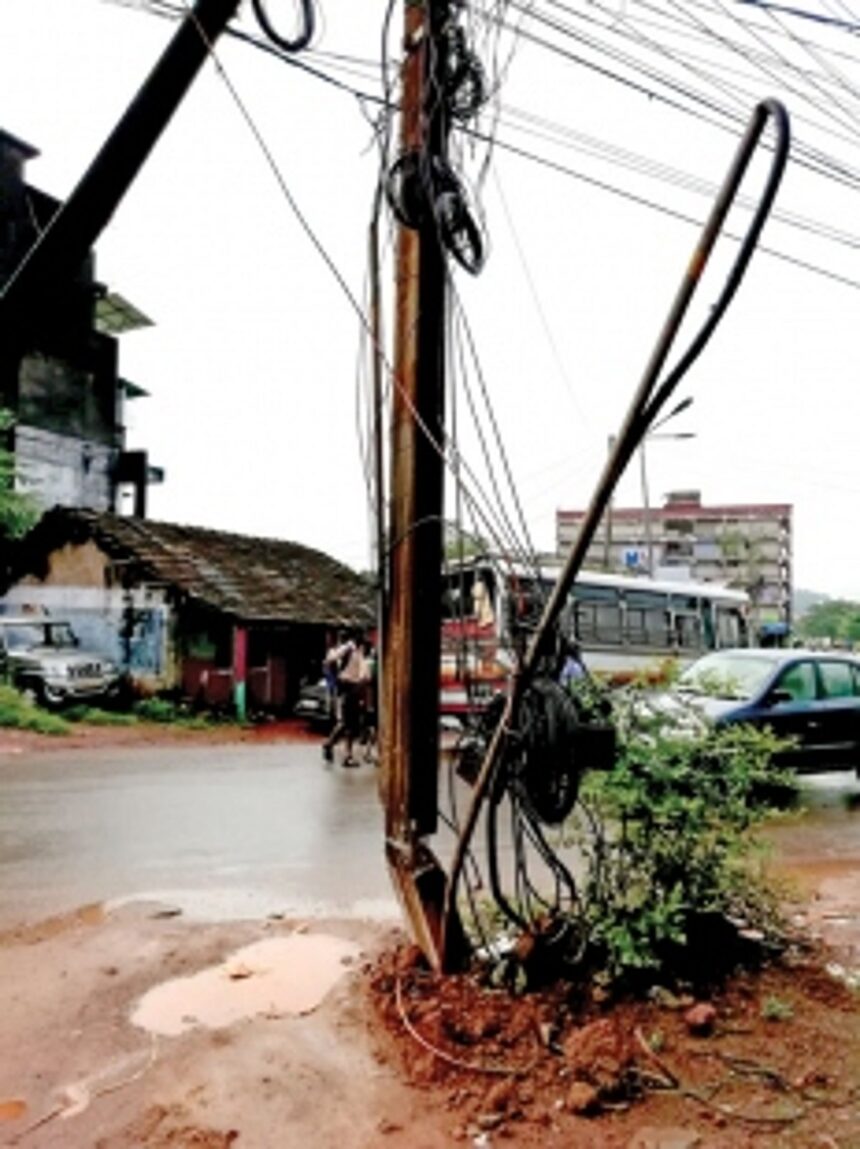 Electricity dept repairs damaged Fatorda electricity pole