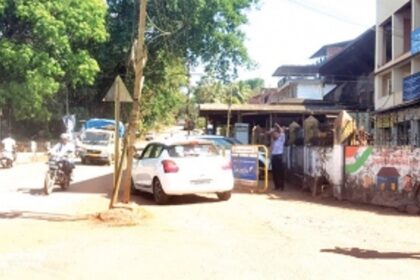 Electricity pole, barricades near Mamlatdar’s  office cause inconvenience to motorists at Sanguem