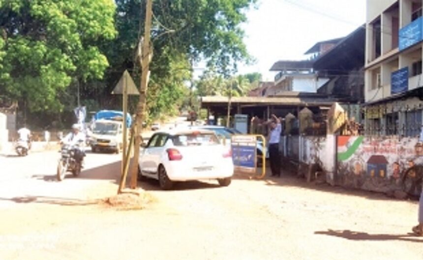 Electricity pole, barricades near Mamlatdar’s  office cause inconvenience to motorists at Sanguem