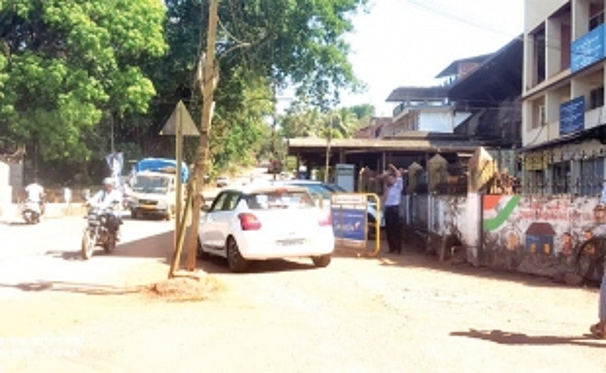 Electricity pole, barricades near Mamlatdar’s  office cause inconvenience to motorists at Sanguem