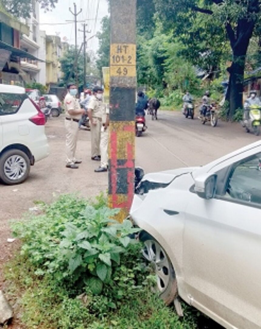 Electricity pole located in middle of road poses risk to motorists in Ponda 1 Electricity pole located in middle of road poses risk to motorists in Ponda