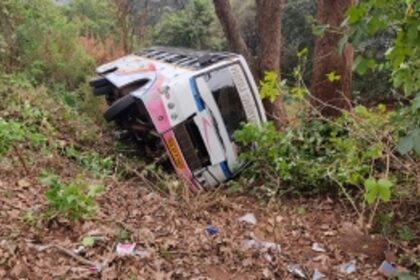 Empty bus topples over at Assagao