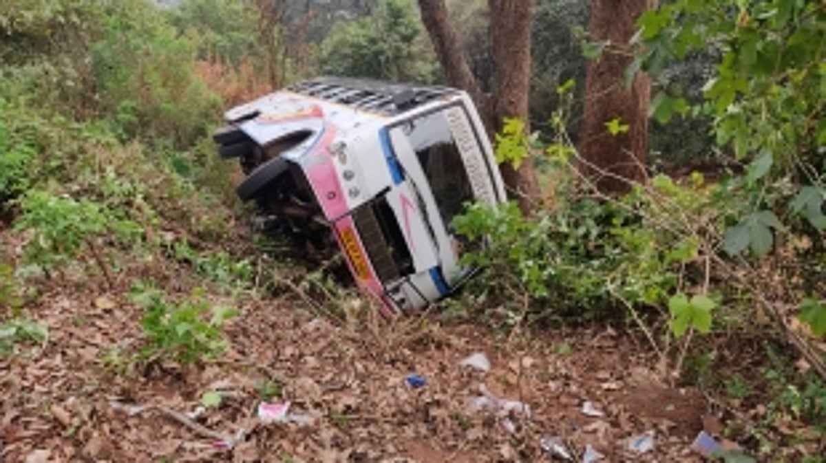 Empty bus topples over at Assagao