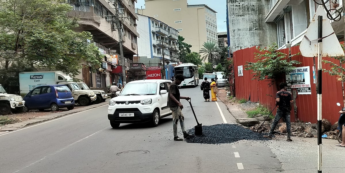 Encroachments choke Margao’s Francisco Luis Gomes Road