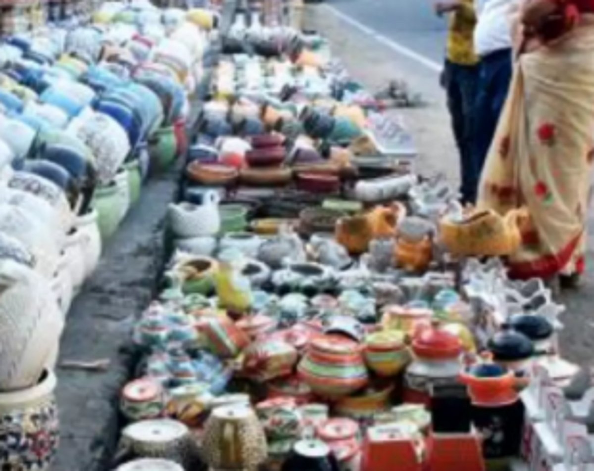 Encroachments on footpaths in  Mapusa Market haunt civic body