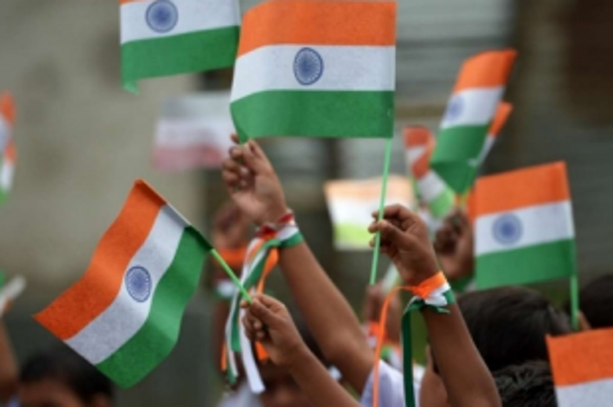 Ensure strict compliance of Flag Code: Centre