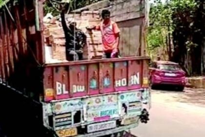 Excise dept officials seize liquor worth Rs 42.53 lakh at Patradevi checkpost