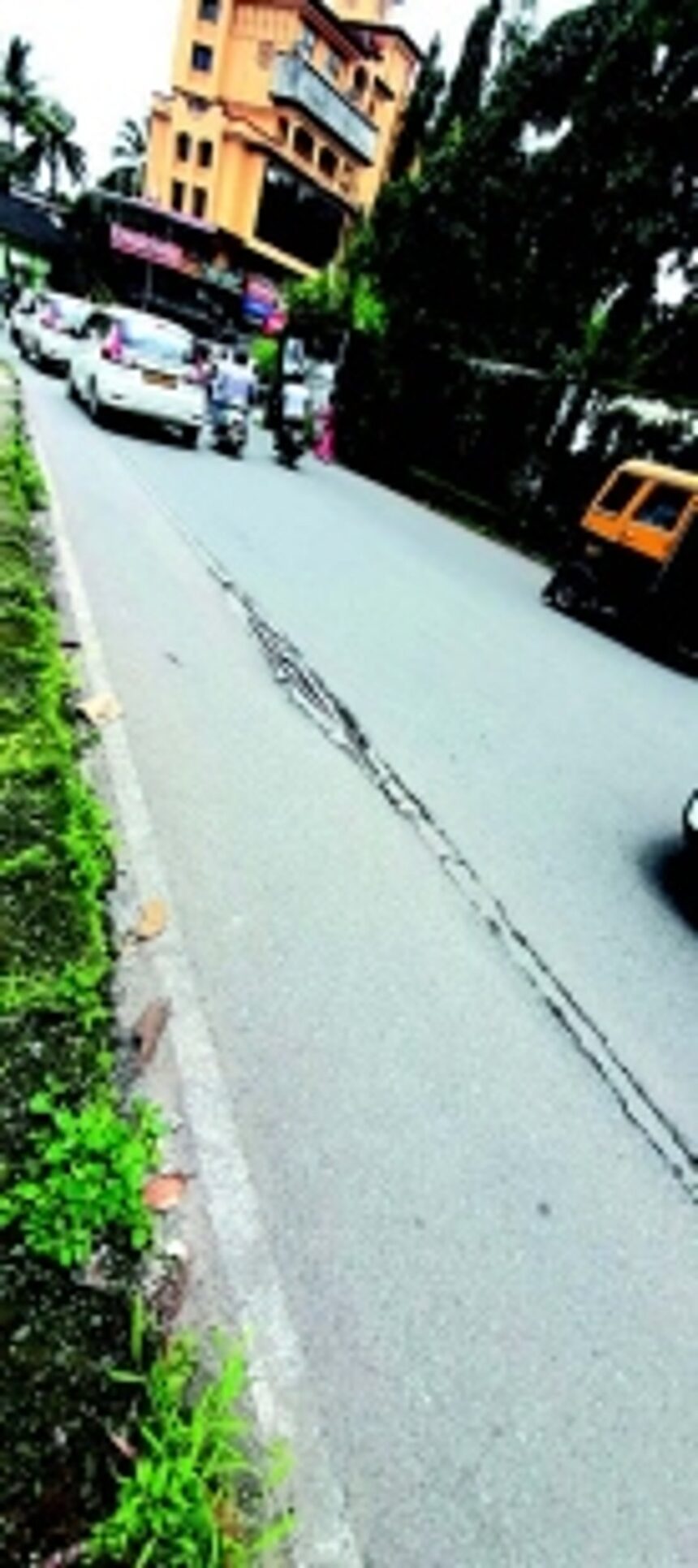 Exposed electrical wires on Hospicio hospital road pose danger