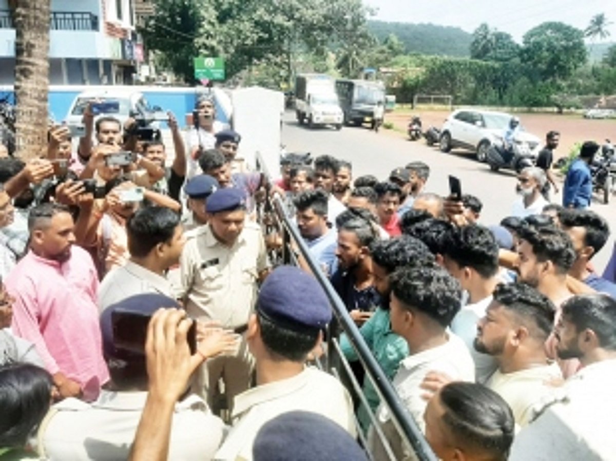 FIGHT FOR JUSTICE: Divar locals protest at Mardol PS, want Merc owner arrested