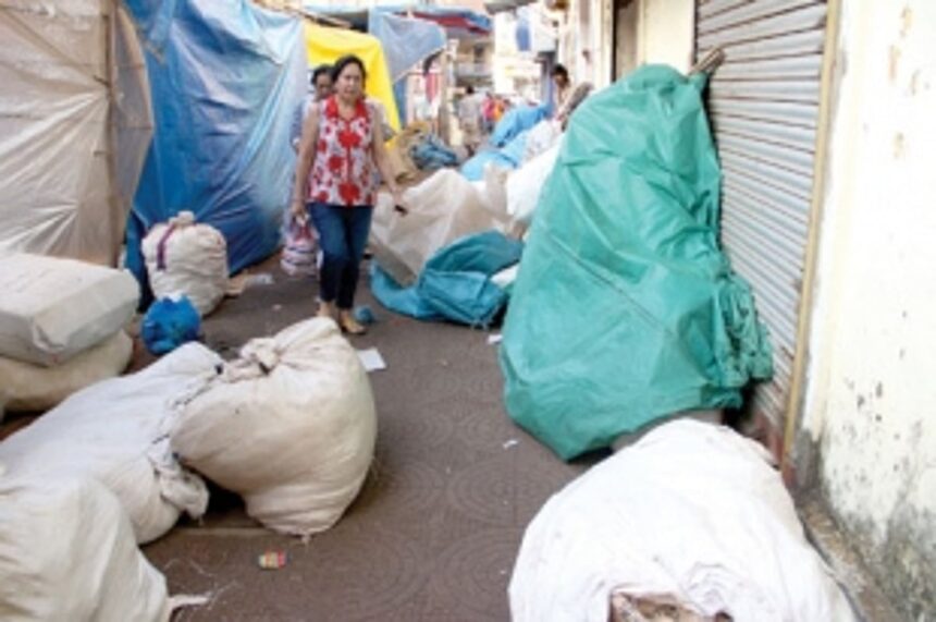 Fair blocks access to shops,  traders suffer losses, face pollution