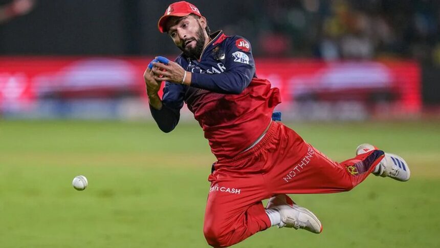 Fan Allegedly Uses Rajat Patidar’s SIM to Message Virat Kohli, AB de Villiers 1 Fan Allegedly Uses Rajat Patidar’s SIM to Message Virat Kohli, AB de Villiers