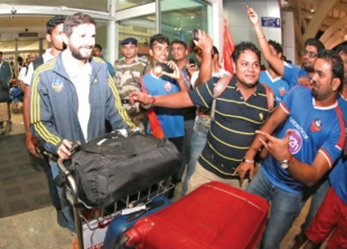 Fans give FC Goa a rousing welcome