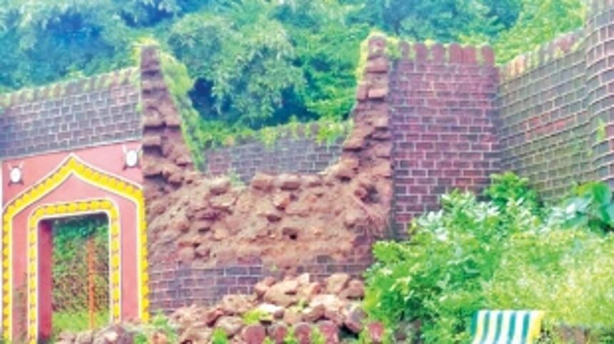 Farmagudi fort wall collapses due to heavy rains 1 Farmagudi fort wall collapses due to heavy rains