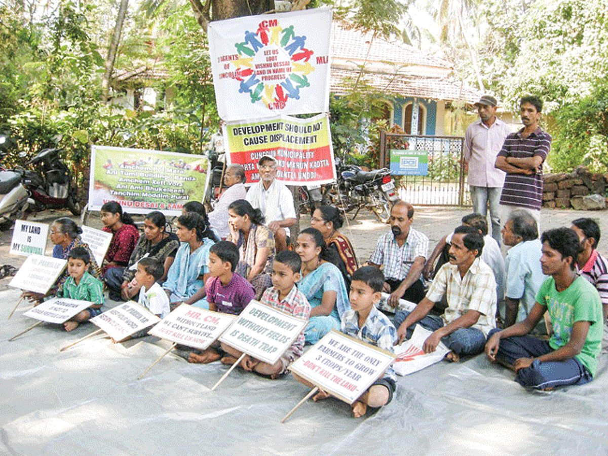 Farmer Vishnu Desai and his family on a hunger strike in front of the Cuncolim Municipal Council on Tuesday.