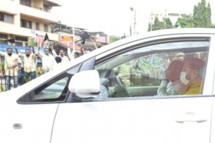 Farmers show black flags to Javdekar