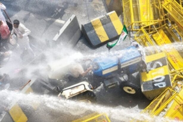 Farmers swarm Delhi-UP border