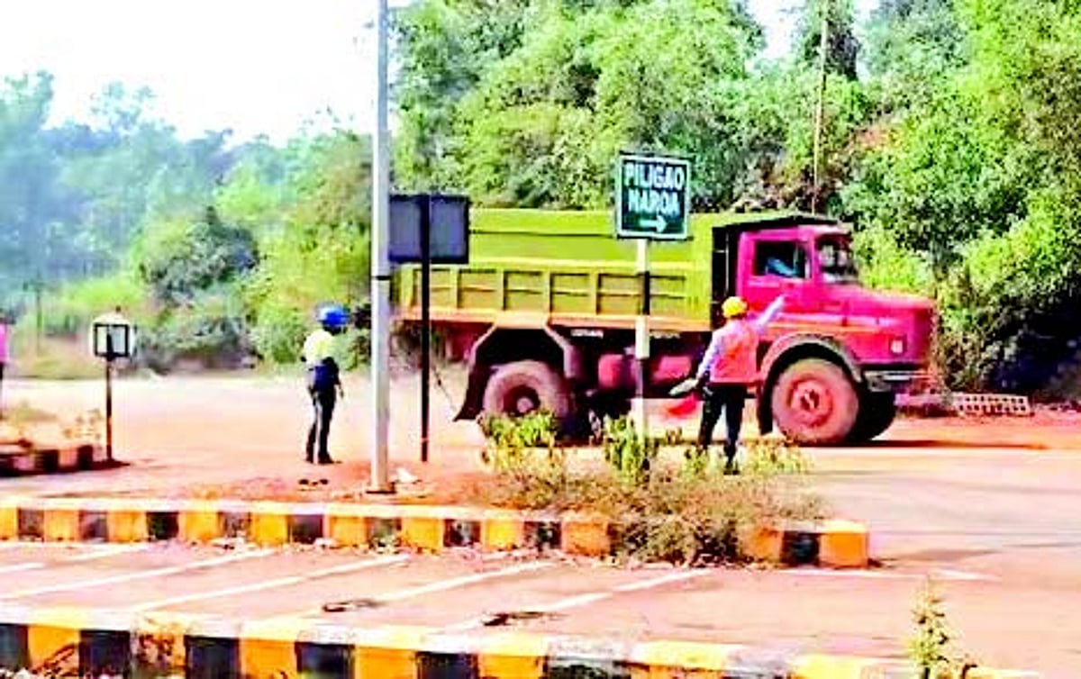 Farmers to knock on HC door as trucks
carrying ore turn Pilgao road dangerous