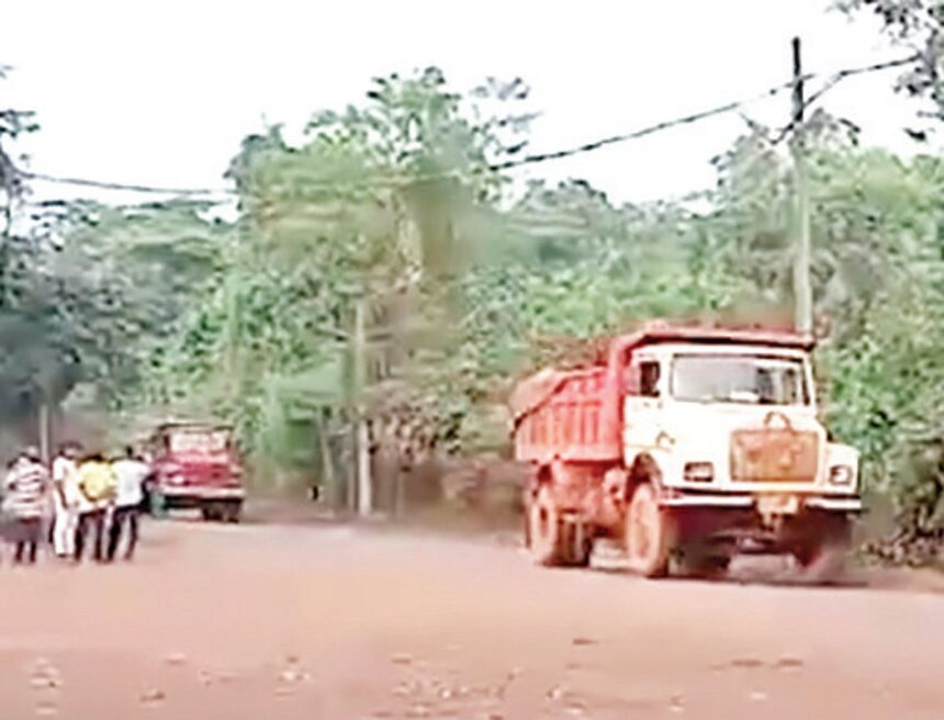 Farmers’ voices drowned out, mining trucks move with police protection 1 Farmers’ voices drowned out, mining trucks move with police protection