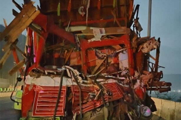 Fatal collision on Mumbai-Pune expressway leaves three dead, eight injured