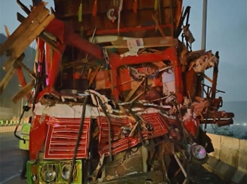 Fatal collision on Mumbai-Pune expressway leaves three dead, eight injured