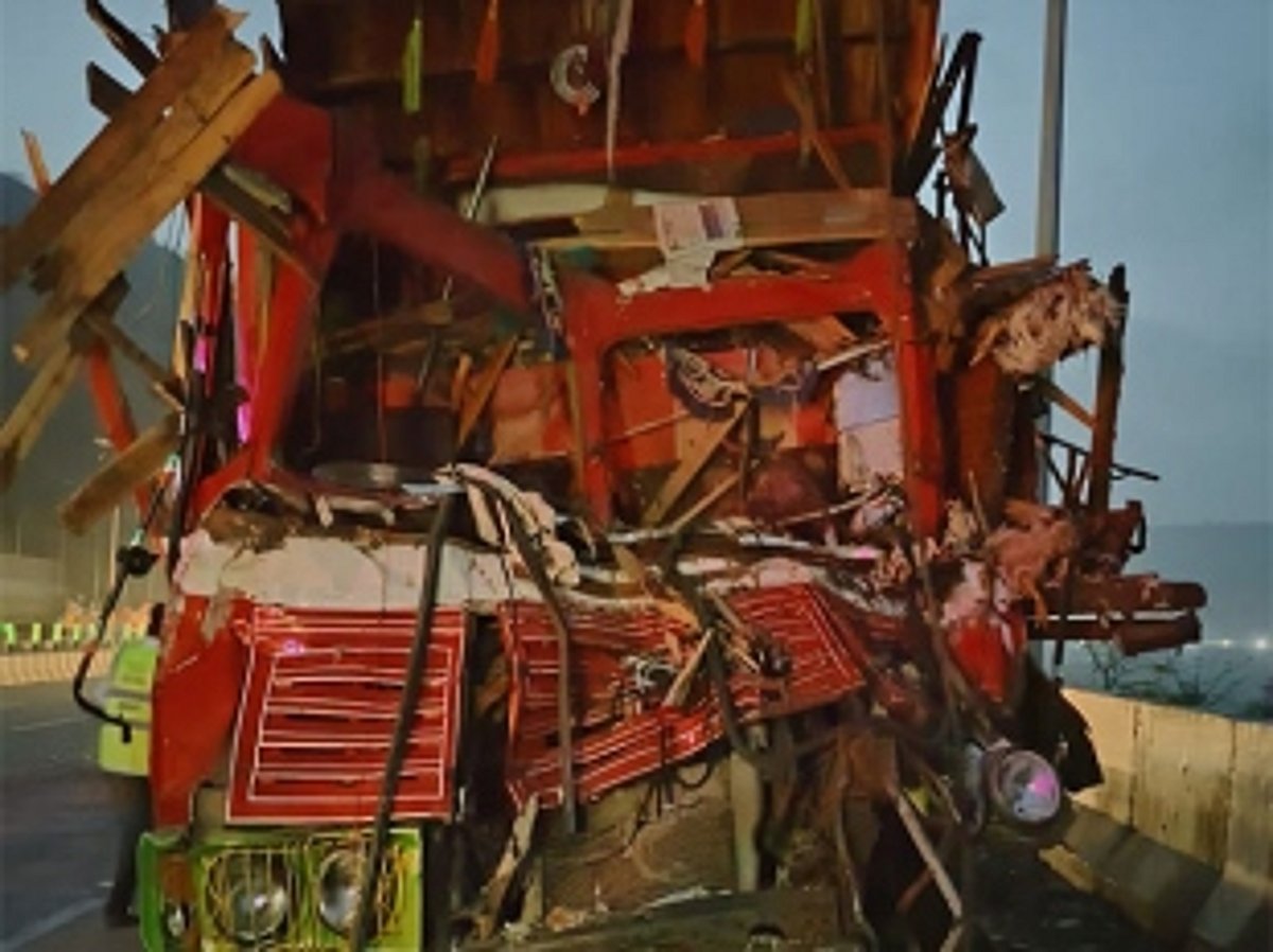 Fatal collision on Mumbai-Pune expressway leaves three dead, eight injured