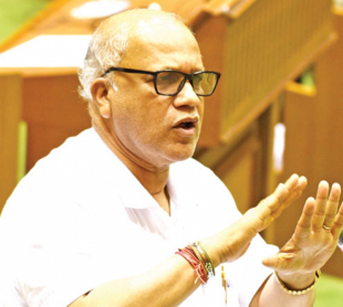Fearing public wrath, no Cong MLA  will dare to defect: Kamat