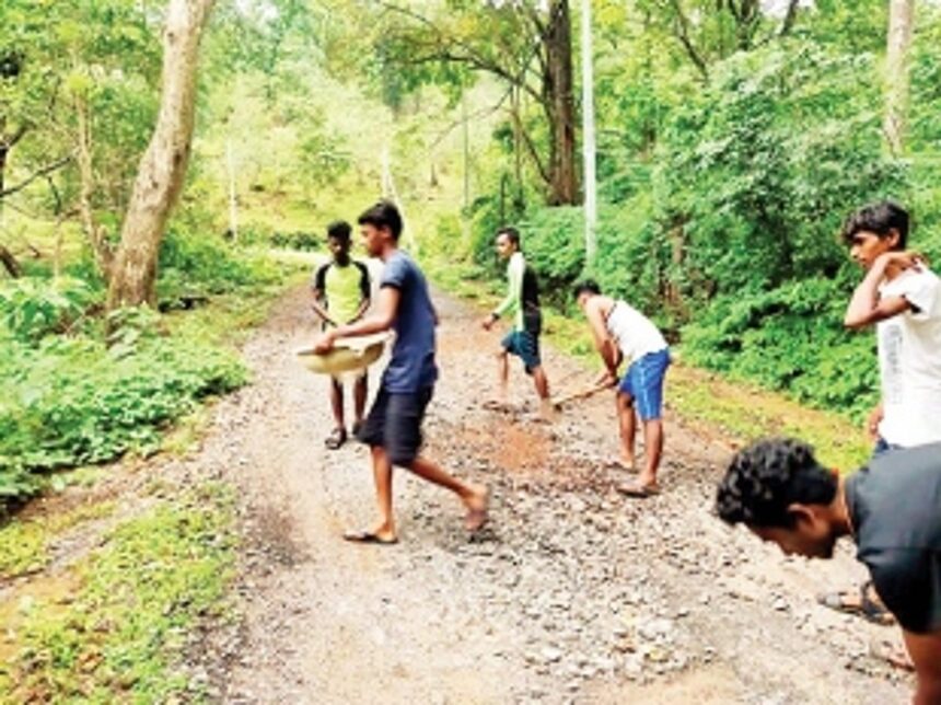 Fed up with delays, Ustem village youth fill up potholes 1 Fed up with delays, Ustem village youth fill up potholes