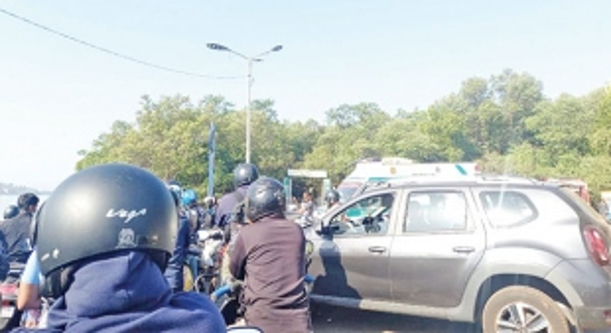 Ferry services on Chorao-Ribandar  route disrupted during peak hours