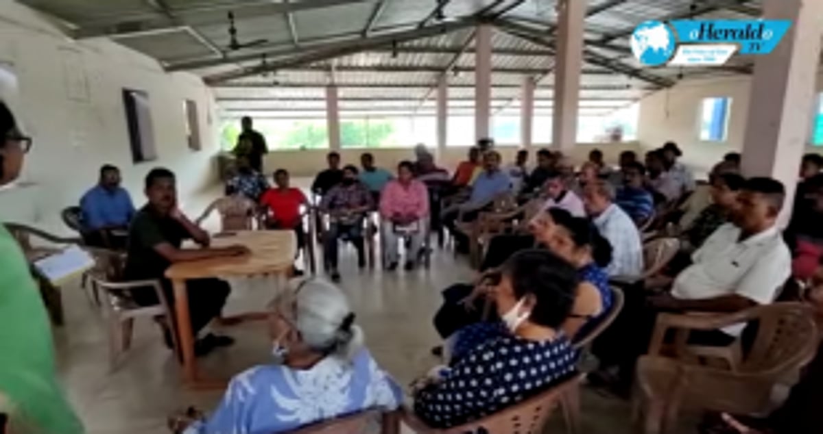 Finally Cortalim MLA intervenes, discusses railway double-tracking with Velsao-Pale villagers