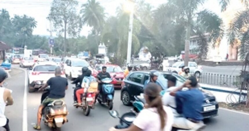 Find a solution to frequent traffic jams in Siolim 1 Find a solution to frequent traffic jams in Siolim