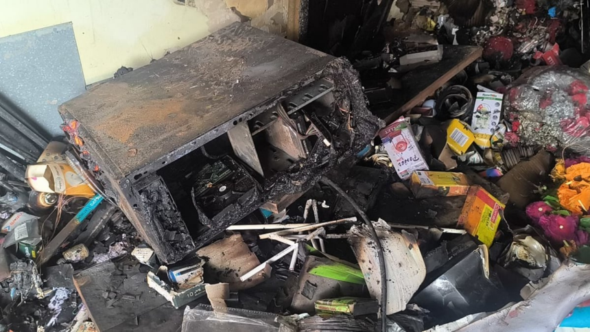 Fire Guts Mobile Shop in Taleigao; Losses Estimated Over ₹15 Lakh 1 Fire Guts Mobile Shop in Taleigao; Losses Estimated Over ₹15 Lakh