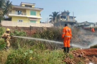 Fire Services prevent blaze from engulfing more than 15 vehicles in Ekta Nagar, Mapusa
