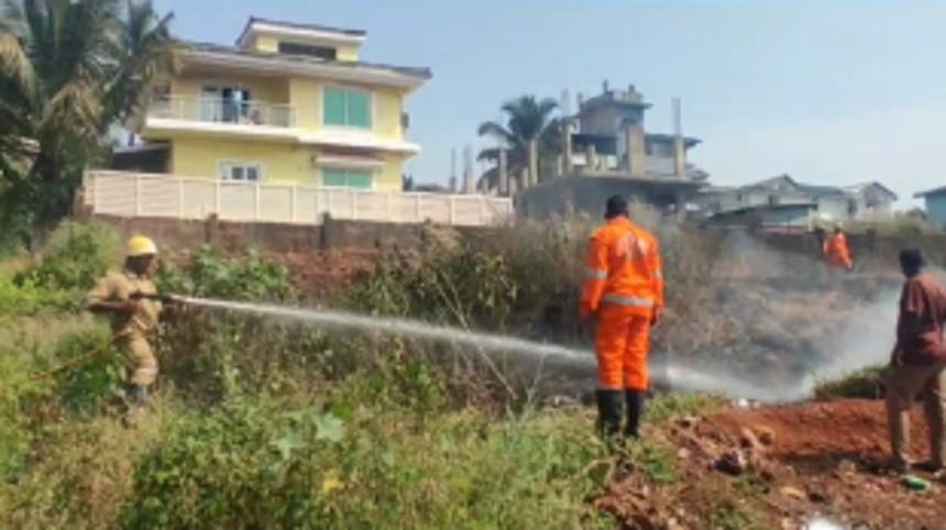 Fire Services prevent blaze from engulfing more than 15 vehicles in Ekta Nagar, Mapusa