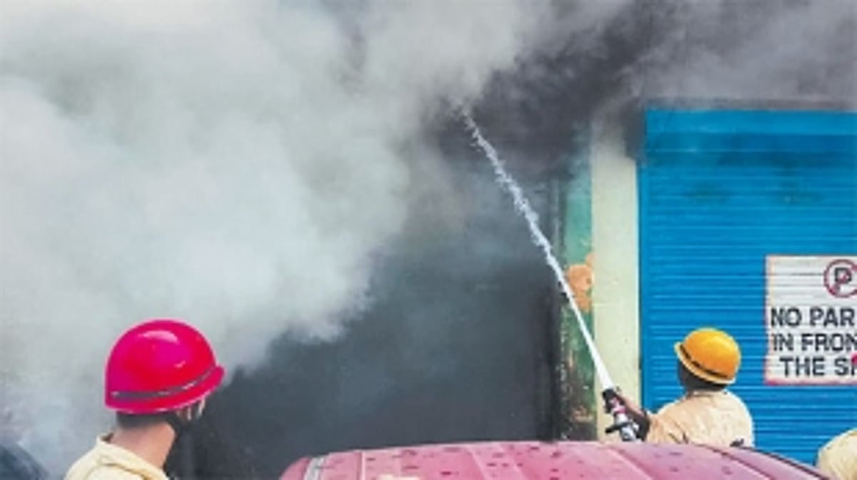 Fire engulfs Margao garage, locals want it relocated