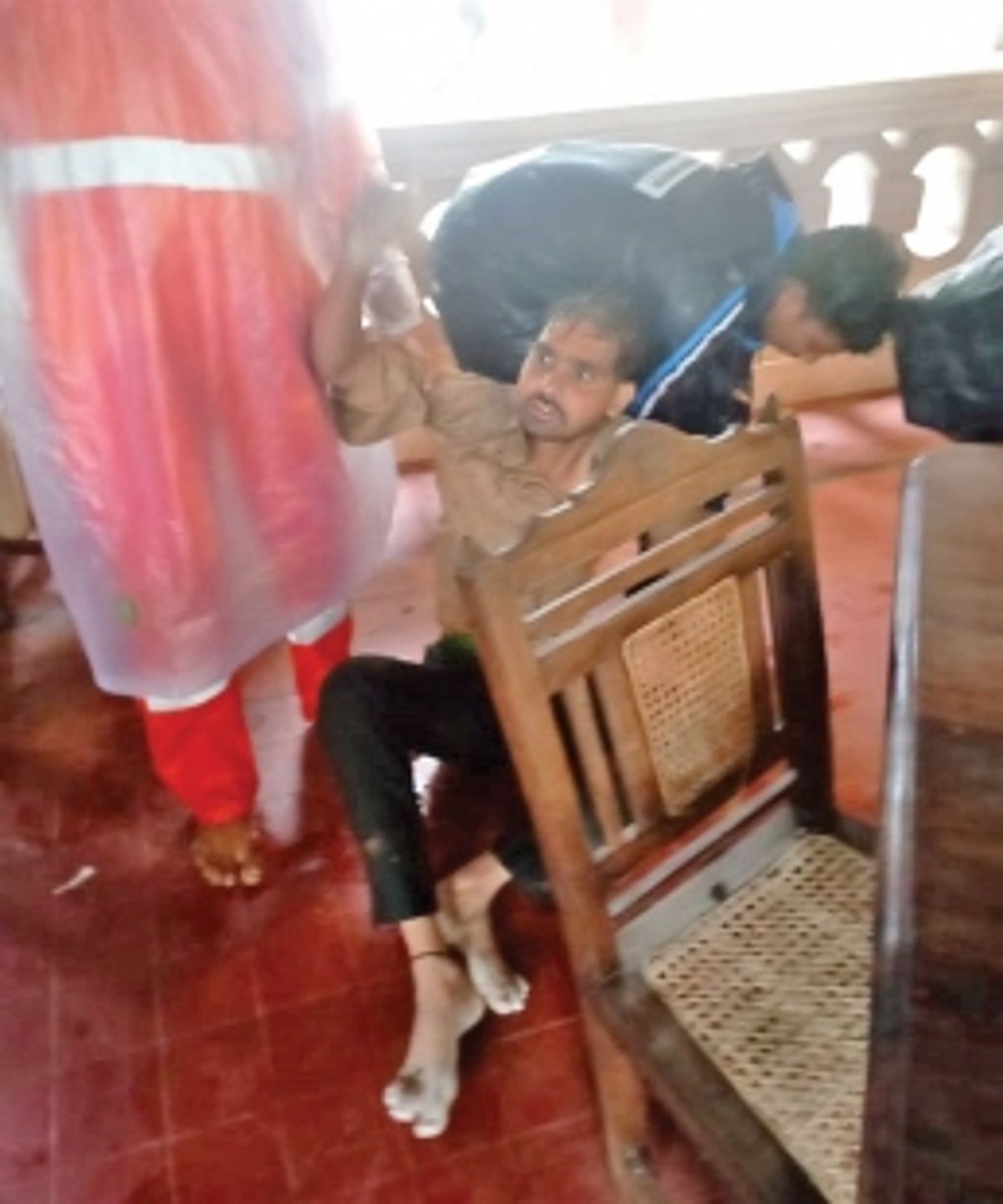 Fire fighter risks life to save drowning man