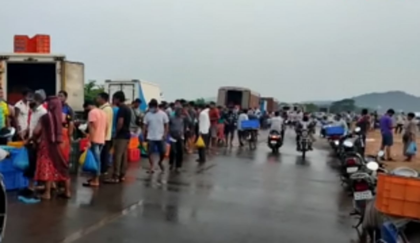 Fish sale in full swing outside SGPDA wholesale market 1 Fish sale in full swing outside SGPDA wholesale market
