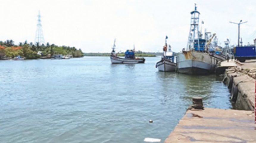Fisherfolk urge dredging workers to protect fish-breeding sites at Cutbona