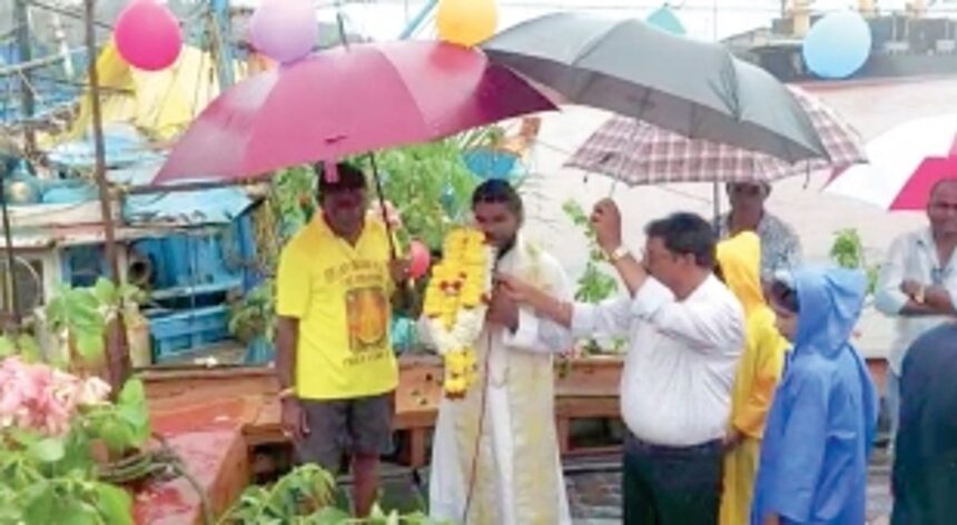 Fishermen celebrate feast of St Peter & St Paul in port town