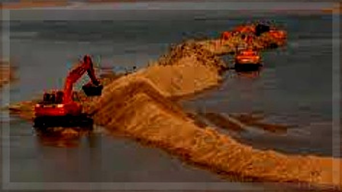 Fishers Urge Authorities to Halt Night-Time Sand Mining in Mandovi River