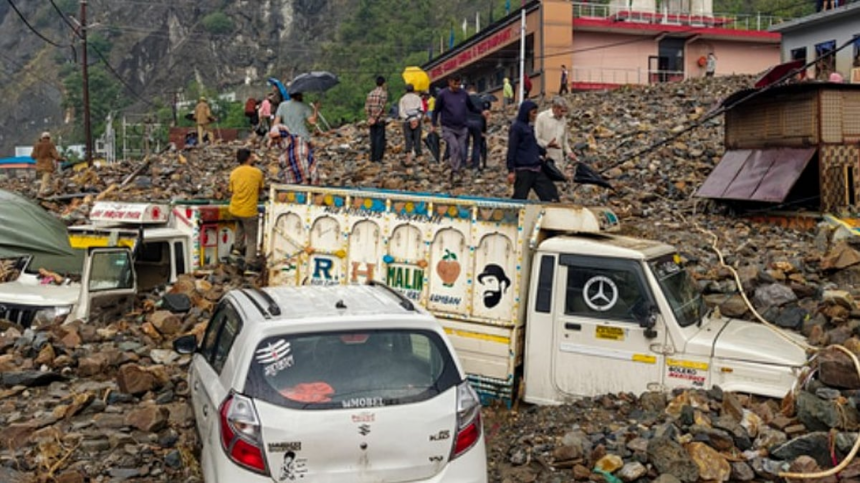 Five Dead as Torrential Rains Trigger Landslides and Flash Floods in Jammu & Kashmir; schools shut today 1 Five Dead as Torrential Rains Trigger Landslides and Flash Floods in Jammu & Kashmir; schools shut today