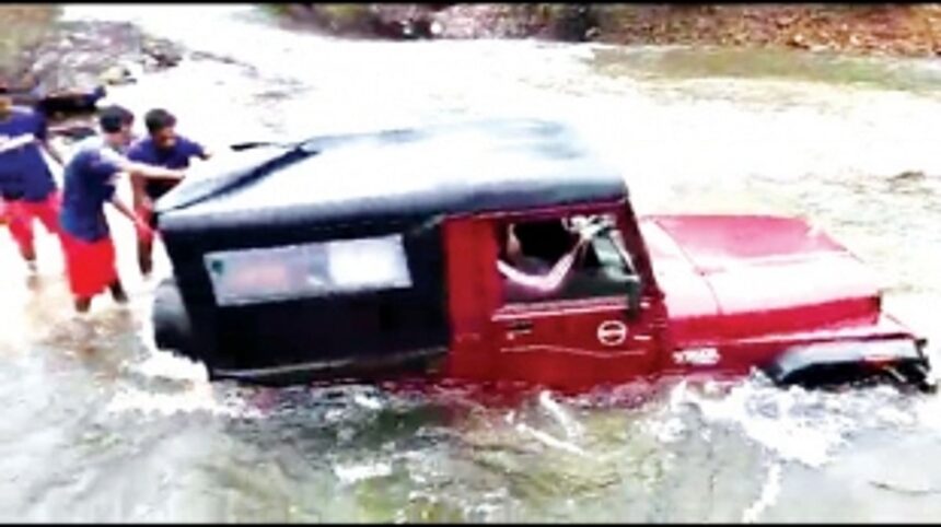 Five Delhi tourists rescued on their way to Dudhsagar 1 Five Delhi tourists rescued on their way to Dudhsagar