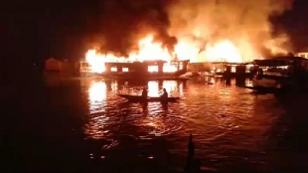 Five Houseboats Reduced to Ashes in Devastating Early Morning Fire at Srinagar's Dal Lake