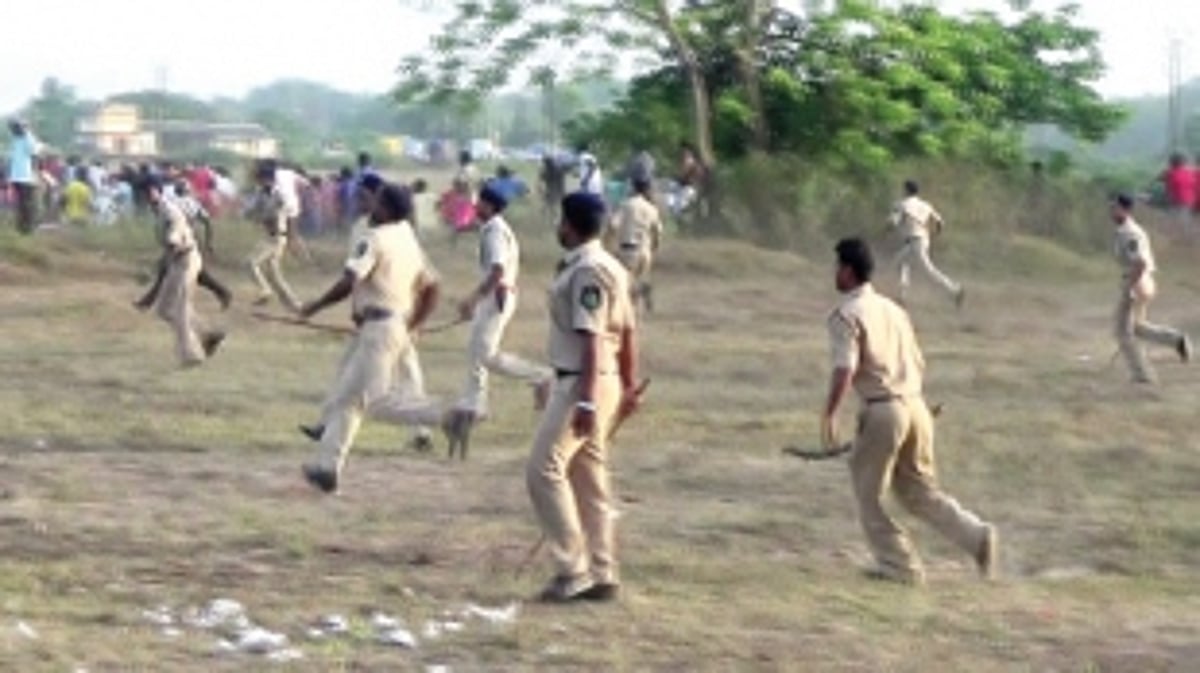 Five cops injured in trying to stop bullfight, 3 scribes in melee