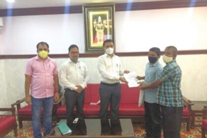 Fix minimum wages, Curdi  handloom workers urge CM