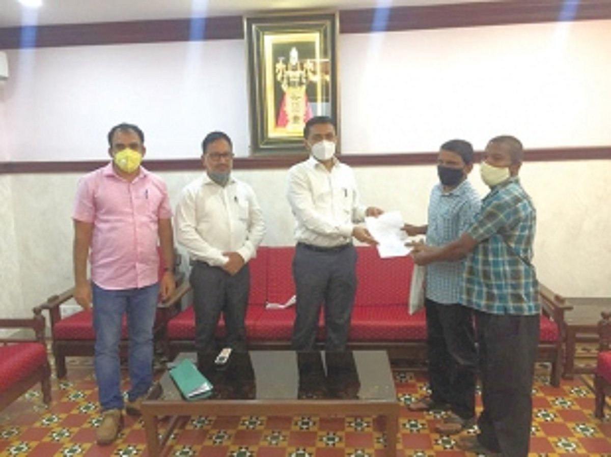 Fix minimum wages, Curdi  handloom workers urge CM