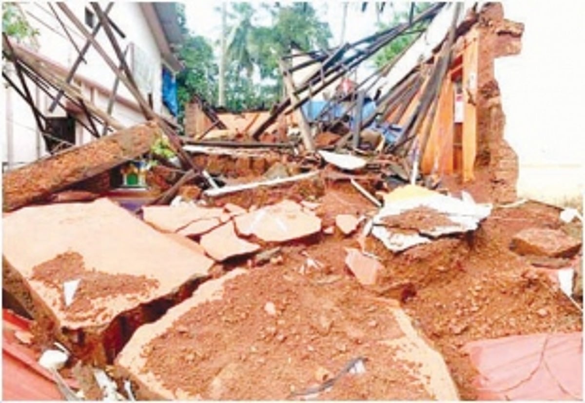 Flood-hit houses in danger of collapsing