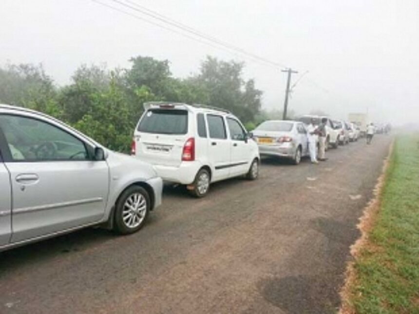 Fog blanks commuters at Divar