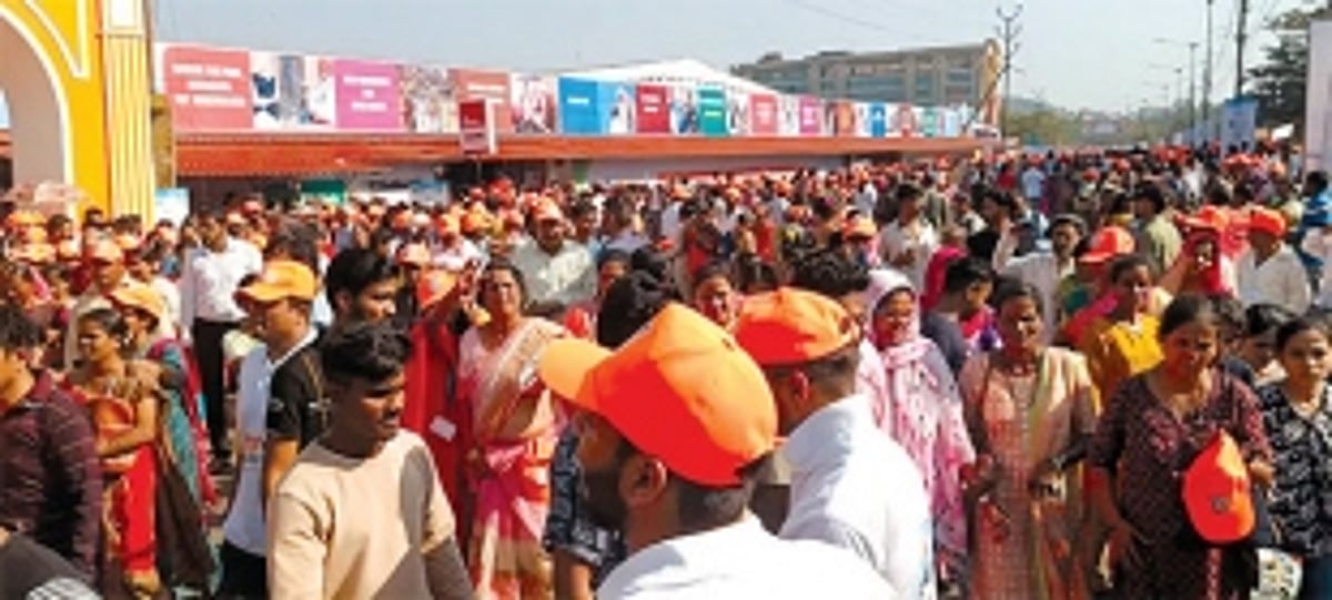 Food shortage, traffic chaos mar Modi event