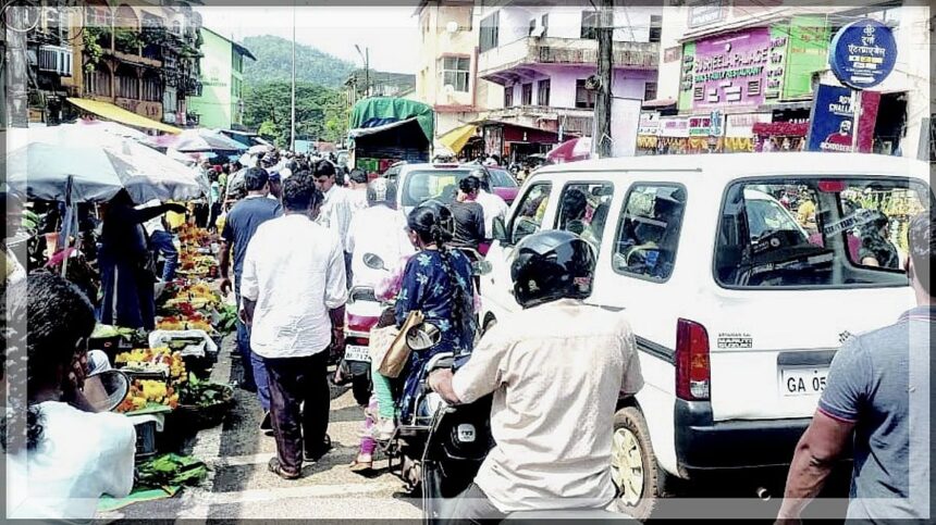 Footpath vendors flood Ponda roads, cause traffic gridlock amidst Diwali rush 1 Footpath vendors flood Ponda roads,
cause traffic gridlock amidst Diwali rush
