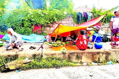 Footpaths outside Margao rly station taken over by squatters, illegal vendors, rue locals